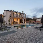 Lumina Divina With Heated Pool Near Porec