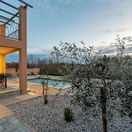 Lumina Divina With Heated Pool Near Porec