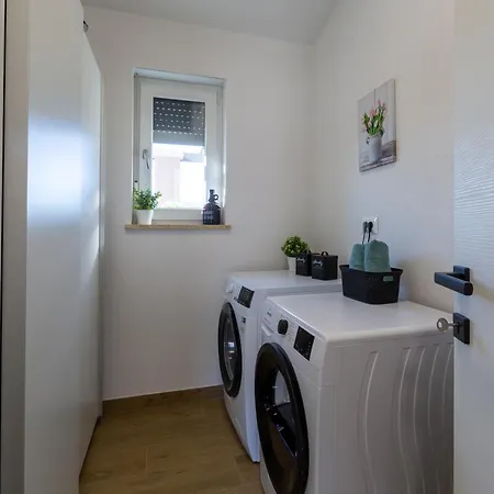 Lumina Divina Sa Grijanim Bazenom Prhati