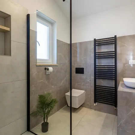 Lumina Divina Sa Grijanim Bazenom * Prhati