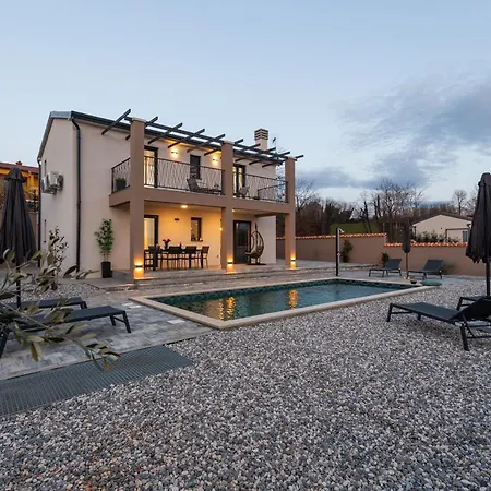 Lumina Divina With Heated Pool Near Porec