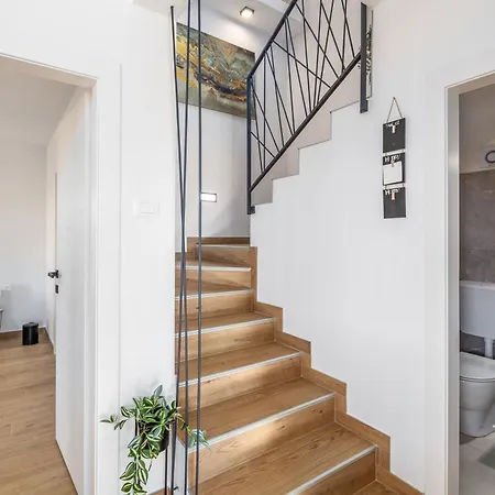 Villa Lumina Divina Sa Grijanim Bazenom Prhati