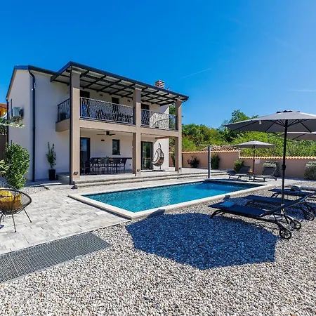 Lumina Divina With Heated Pool Near Porec