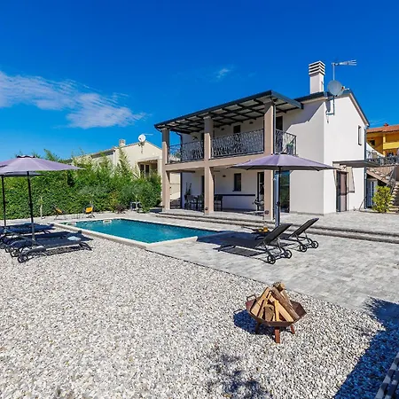 Lumina Divina With Heated Pool Near Porec