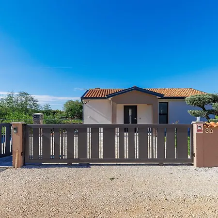Lumina Divina With Heated Pool Near Porec *