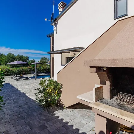 Lumina Divina With Heated Pool Near Porec